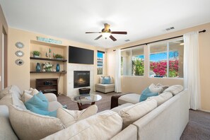 TV, peis, bøker og stereoanlegg