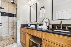 Baignoire, sèche-cheveux, serviettes fournies