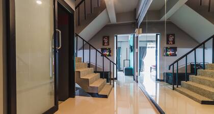 Stay in The Private Art Gallery in The Heart of Chiangmai , at Chez Pom @ 9