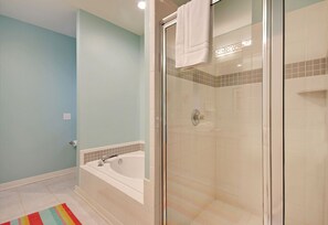 Combined shower/bathtub, hair dryer, towels - Great Central Spot, Golf Course Views- Across from Turtle Point & Pool Access (Kiawah Island)