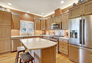 Fridge, microwave, oven, stovetop - Great Central Spot, Golf Course Views- Across from Turtle Point & Pool Access (Kiawah Island)