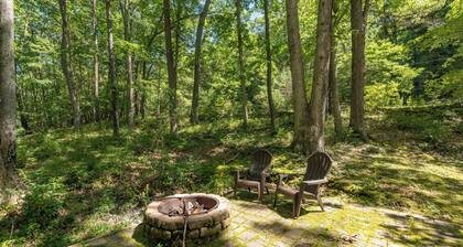 Intimate Dog Friendly Cabin w/ Fire Pit