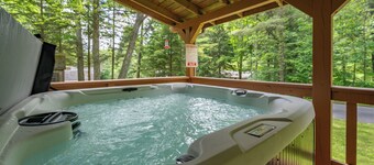 Intimate Dog Friendly Cabin w/ Fire Pit