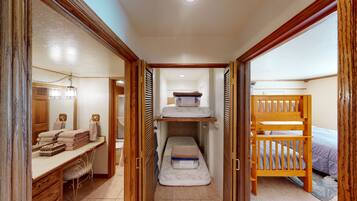 5 bedrooms, iron/ironing board, WiFi, bed sheets