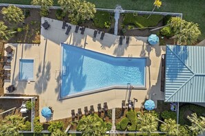 A heated pool - Beach-side, beautiful low-rise with uncrowded beach! (Destin)