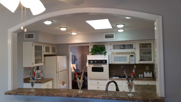 Fridge, microwave, oven, stovetop - Sonnet Sunshine Retreat - Your Home Base in Sunny Sun City West! (Sun City West)