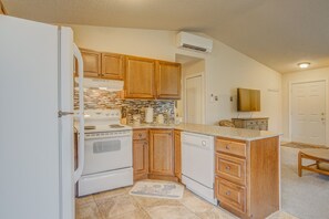 Kjøleskap, mikrobølgeovn, ovn og kokeplater