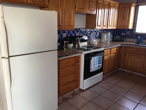 Refrigerador, horno, placa de cocina, cafetera/tetera