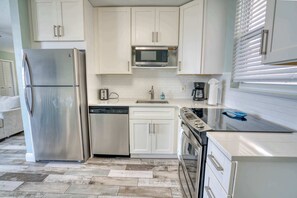 Køleskab, mikrobølgeovn, ovn, kogeplade