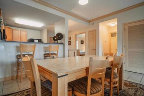 Dining - Base Camp - Unit 1305 - Mountain View Condos - FREE Attraction Ticket with EACH night Stay Including Dollywood (Pigeon Forge)