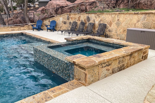 Charming lakefront kotiin j��rvinäköala, telakka ja viihde!