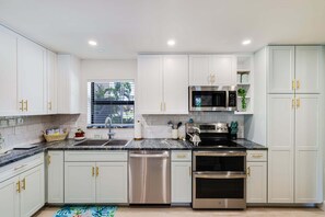 Réfrigérateur, four à micro-ondes, un four, surface de cuisson