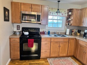 Fridge, microwave, oven, stovetop - Relax and enjoy a quiet, country get-away at Lucky Star Farm! (Culpeper)