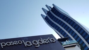A modern building with a sign that reads "paseo la galeria". - El Nomada Hotel & Hostel (Asunción)