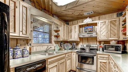 Nell's Getaway: 'Vacation in this Picturesque Cabin in the Woods!'