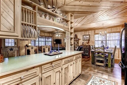 Nell's Getaway: 'Vacation in this Picturesque Cabin in the Woods!'