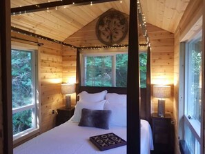 1 bedroom, iron/ironing board, WiFi, bed sheets - Treehouse Place at Deer Ridge Featured top 10 USA (Snohomish)