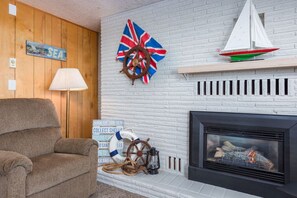 Een televisie en een open haard