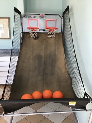 Game room - Luxury Beachside Cottage: Ocean & Bay views with pools, hot tubs & grills  (Galveston)