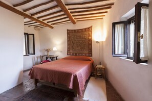 4 dormitorios, escritorio, tabla de planchar con plancha y cuna de viaje