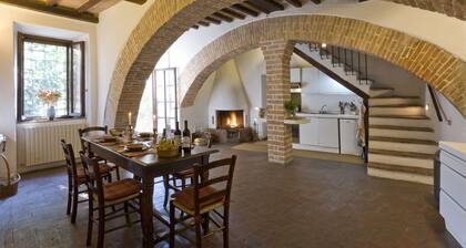 Charming Medieval House with piano & Big Garden, in idyllic Todi