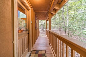 Property grounds - ROMANTIC GETAWAY COZY CABIN (Cleveland)