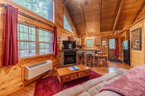 Smart TV, fireplace, DVD player, offices - ROMANTIC GETAWAY COZY CABIN (Cleveland)