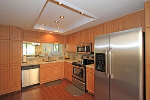 Kylskåp, mikrovågsugn, ugn och spishäll