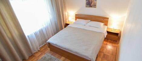 2 bedrooms, iron/ironing board, Internet, bed sheets