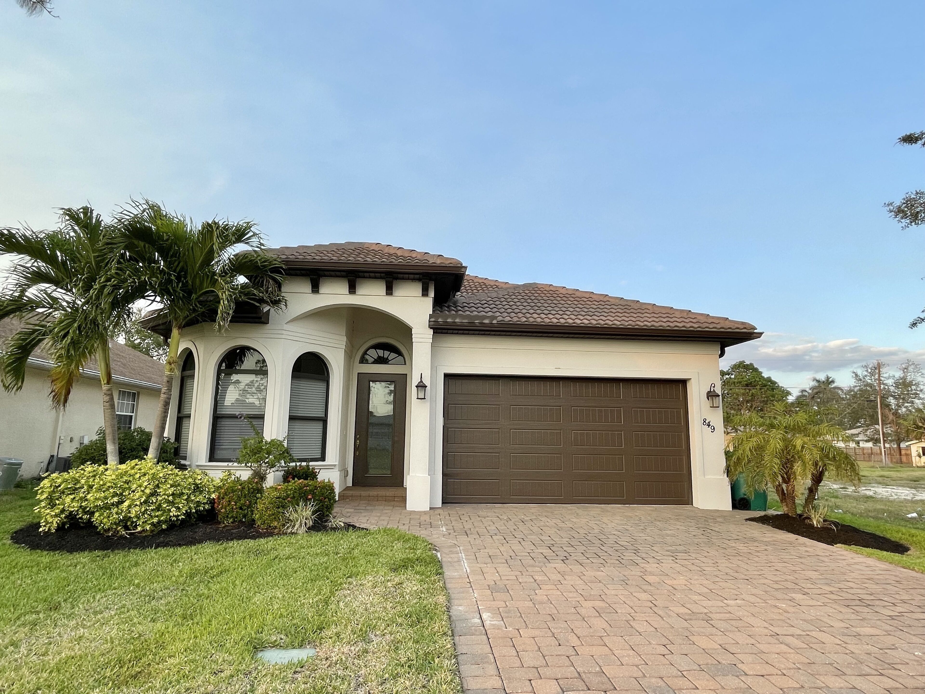 4 BEDROOM POOL HOME
