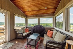 Smart-TV, Kamin, Tischfußball, Bücher