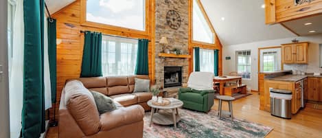 Smart TV, chimenea, futbolito y libros
