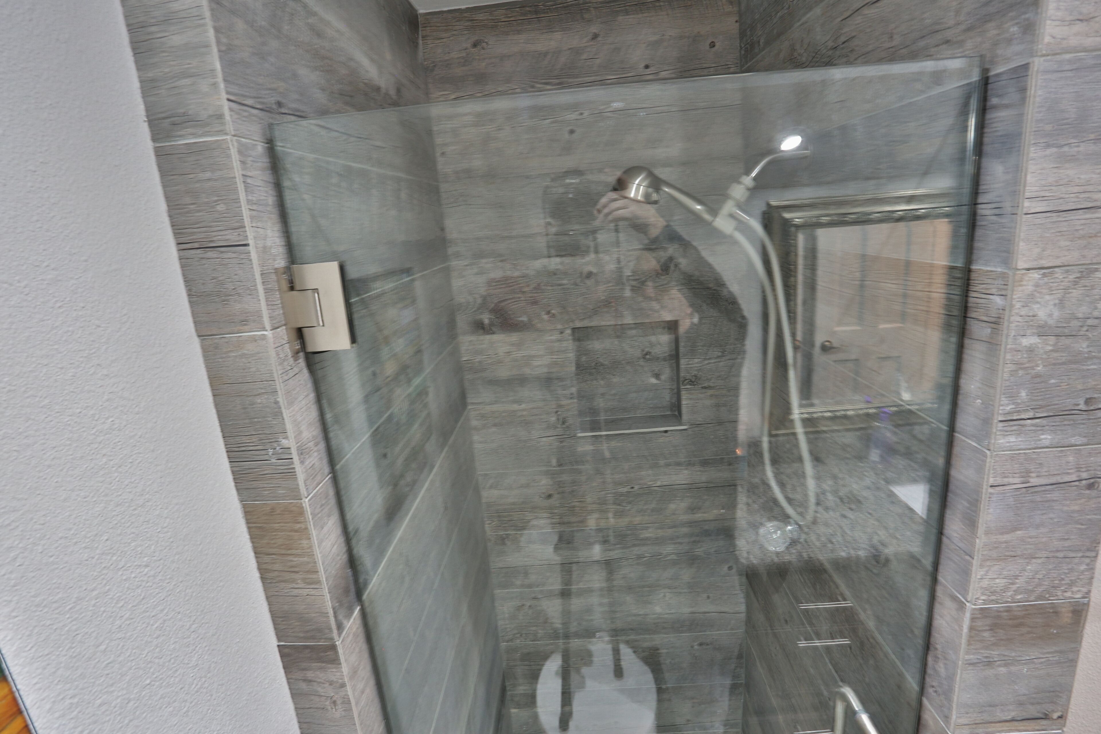 Douche, sèche-cheveux, serviettes fournies, savon