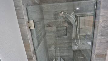 Douche, sèche-cheveux, serviettes fournies, savon