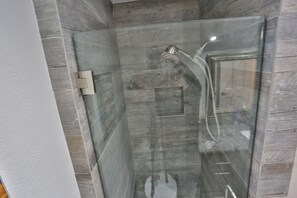 Doccia, asciugacapelli, asciugamani, sapone