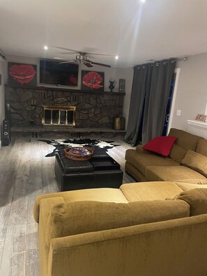 Una Smart TV, una chimenea, un reproductor de DVD