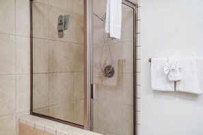 Séchoir à cheveux, serviettes fournies