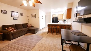 Una televisión, una chimenea, un reproductor de DVD