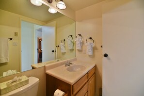Bathtub, hair dryer, towels - 1 Bedroom near Powder Mountain | 1 Bed, 1 Bath (Eden)