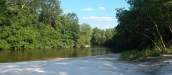 Maison de l'oncle Ralph sur la magnifique Red Creek!<br>Grande maison avec plage privée