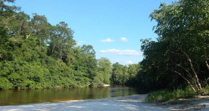 Uncle Ralph's House on Red Creek - Uncle Ralph’s Cabin Rentals - PRIVATE BEACH