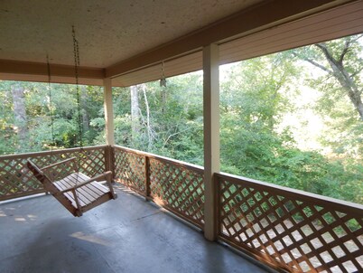 Uncle Ralph's House on Red Creek - Uncle Ralph’s Cabin Rentals - PRIVATE BEACH