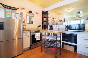 Een koelkast, een magnetron, een oven, een kookplaat