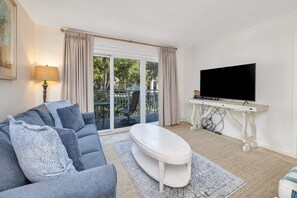 TV - Oceanfront Gem: Pool, Beach & Prime Location (Saint Simons Island)