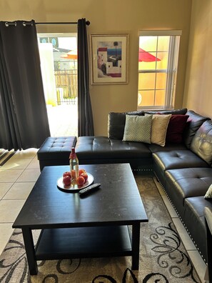 TV, lettore DVD, tavolo da calcetto, tavolo da ping pong