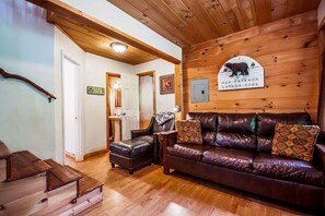 Una Smart TV, una chimenea, un reproductor de DVD, un futbolín