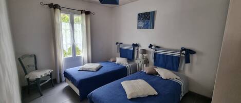 2 dormitorios, tabla de planchar con plancha, cuna de viaje