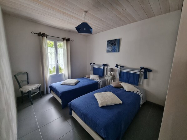 2 habitaciones, tabla de planchar con plancha y cuna de viaje 