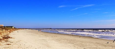 Una spiaggia nelle vicinanze, lettini da mare, teli da spiaggia