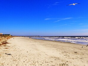 Una spiaggia nelle vicinanze, lettini da mare, teli da spiaggia